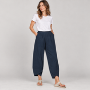 Wide leg broek dames lichtgewicht met soepele val op damesmodel, schuin vooraanzicht