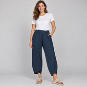 Wide leg broek dames lichtgewicht met soepele val op damesmodel, van dichtbij