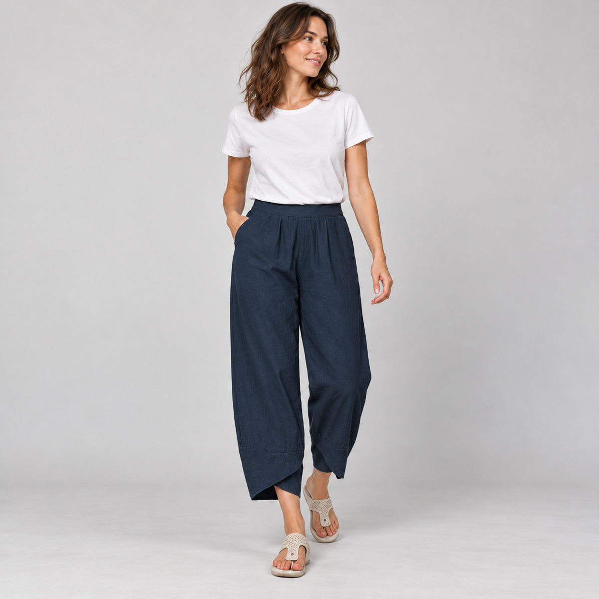 Wide leg broek dames lichtgewicht met soepele val op damesmodel, in een lopende pose