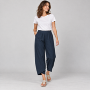 Wide leg broek dames lichtgewicht met soepele val op damesmodel, in een lopende pose