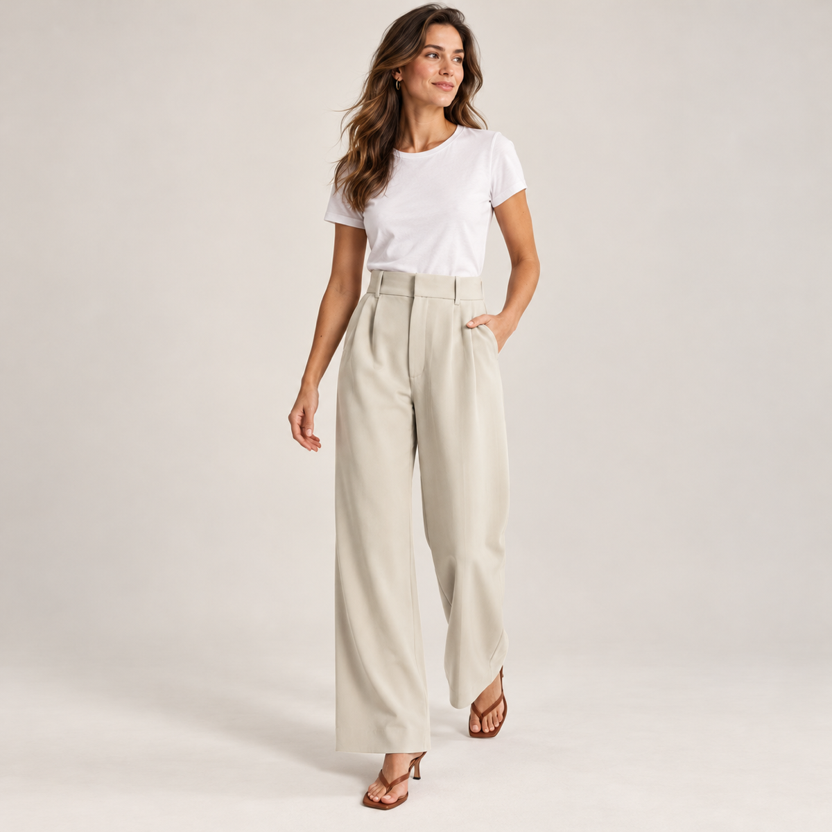 Wijde pantalon dames met hoge taille smart casual op damesmodel, in een lopende pose