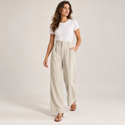Wijde pantalon dames met hoge taille smart casual op damesmodel, in een lopende pose