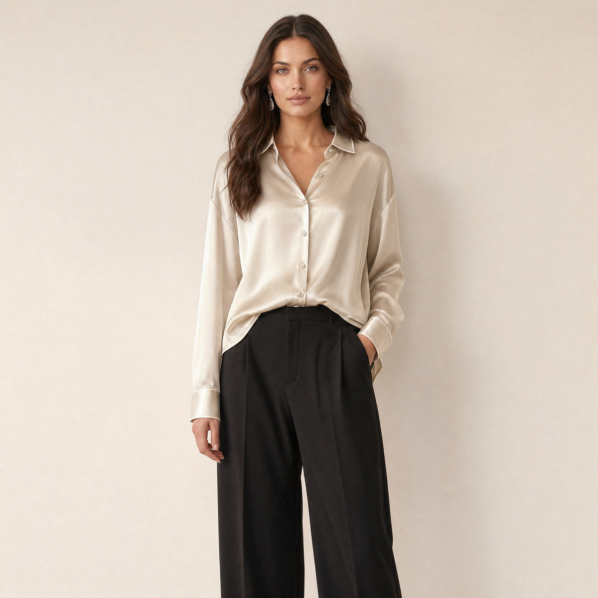 Model in beige satijnlook damesblouse met contrastbies en lange mouwen, vooraanzicht