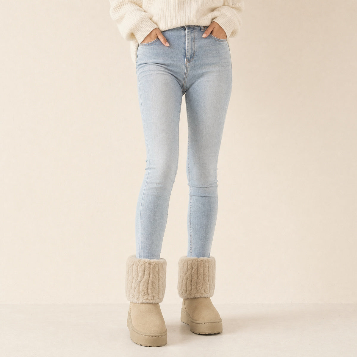 Beige dames winterlaarzen met plateauzool en omgeslagen bontrand