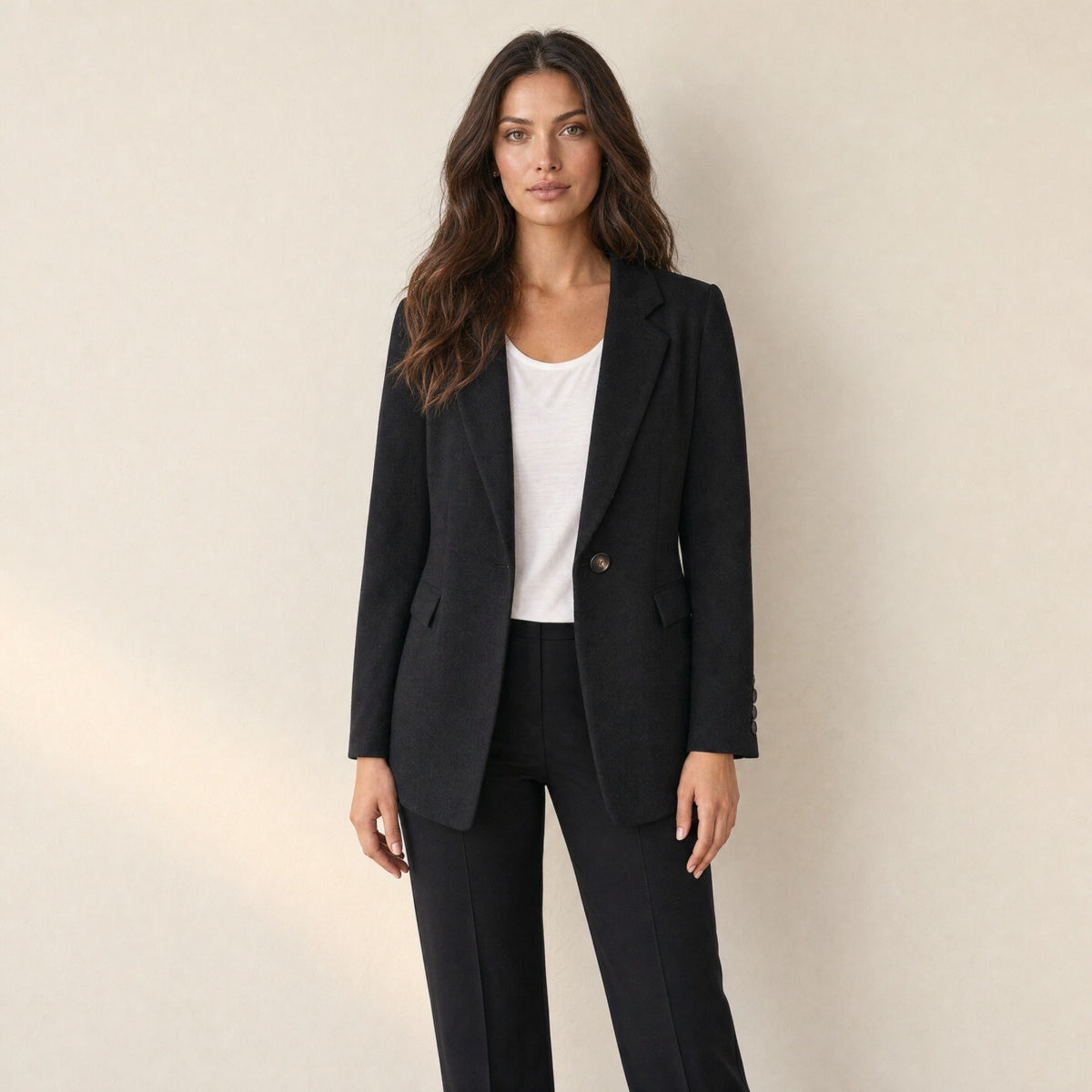 Model in zwarte lichtgewicht blazer dames, vooraanzicht