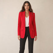 Model in rode getailleerde blazer dames, vooraanzicht