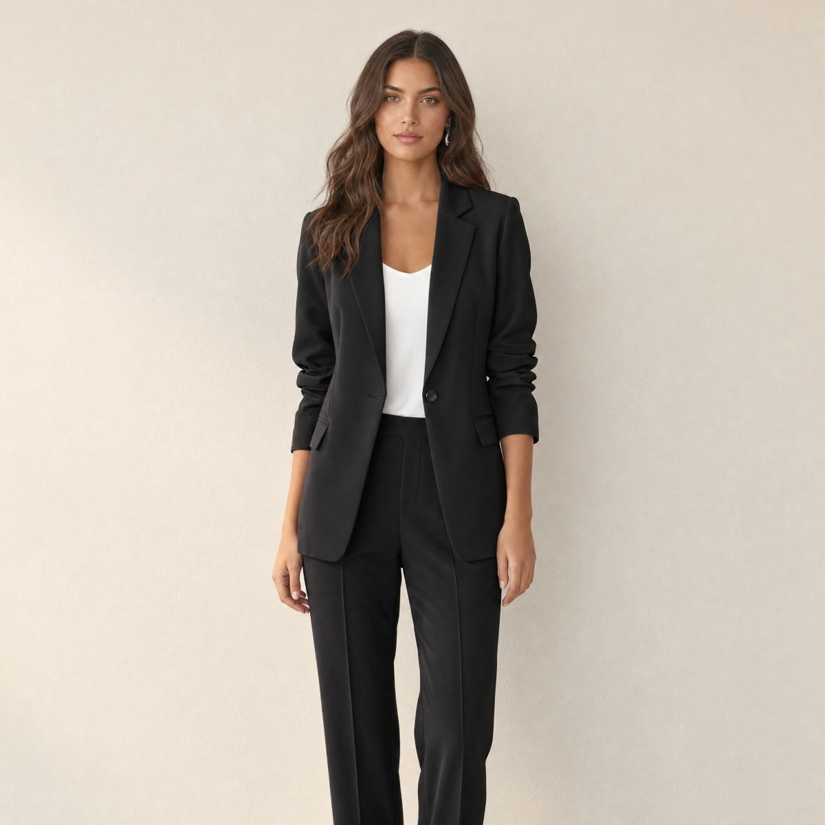 Model in zwarte klassieke blazer dames, vooraanzicht