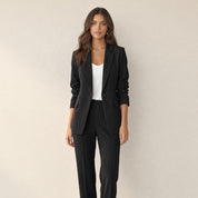 Model in zwarte klassieke blazer dames, vooraanzicht