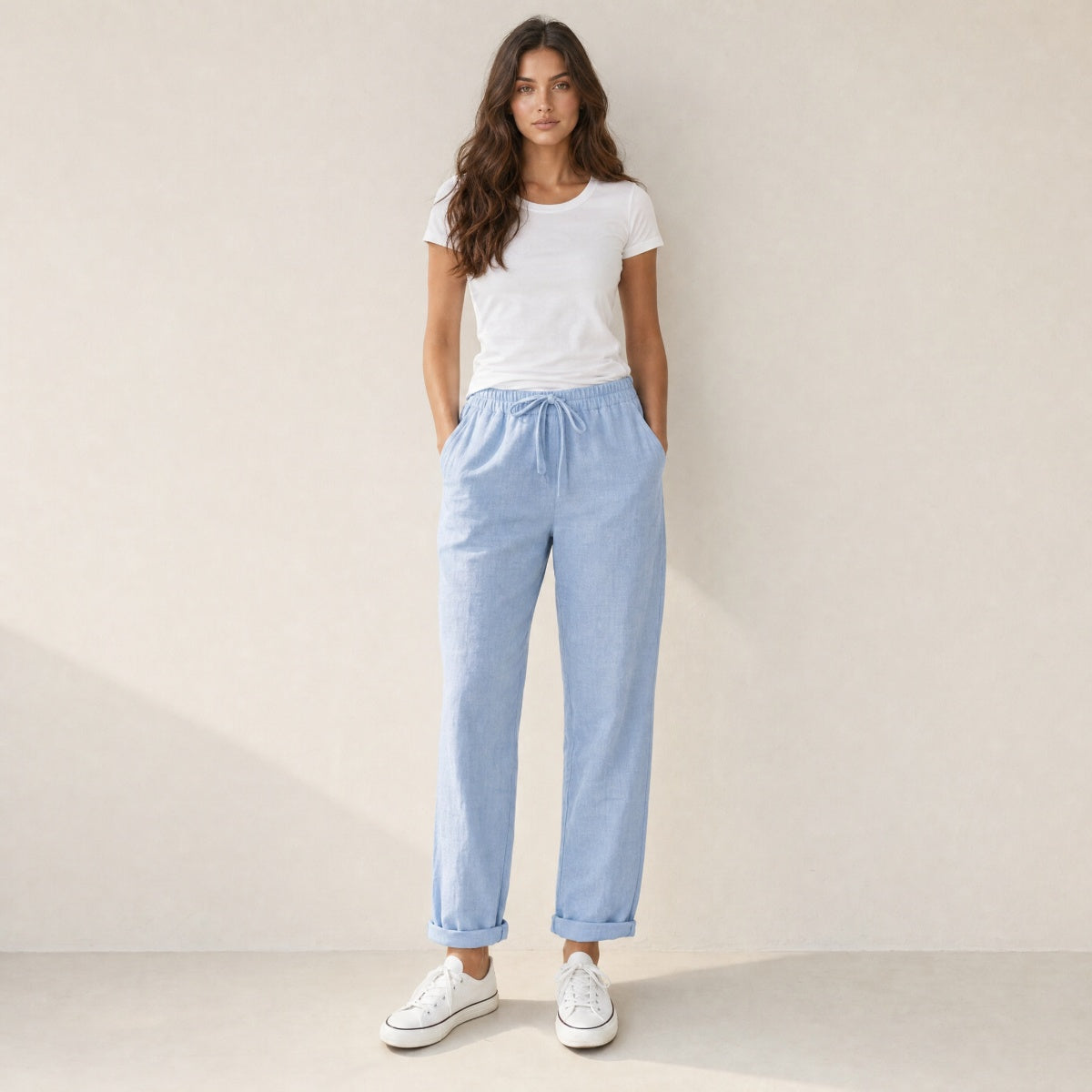 Model in blauwe pantalon met trekkoord dames, vooraanzicht