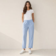 Model in blauwe pantalon met trekkoord dames, vooraanzicht