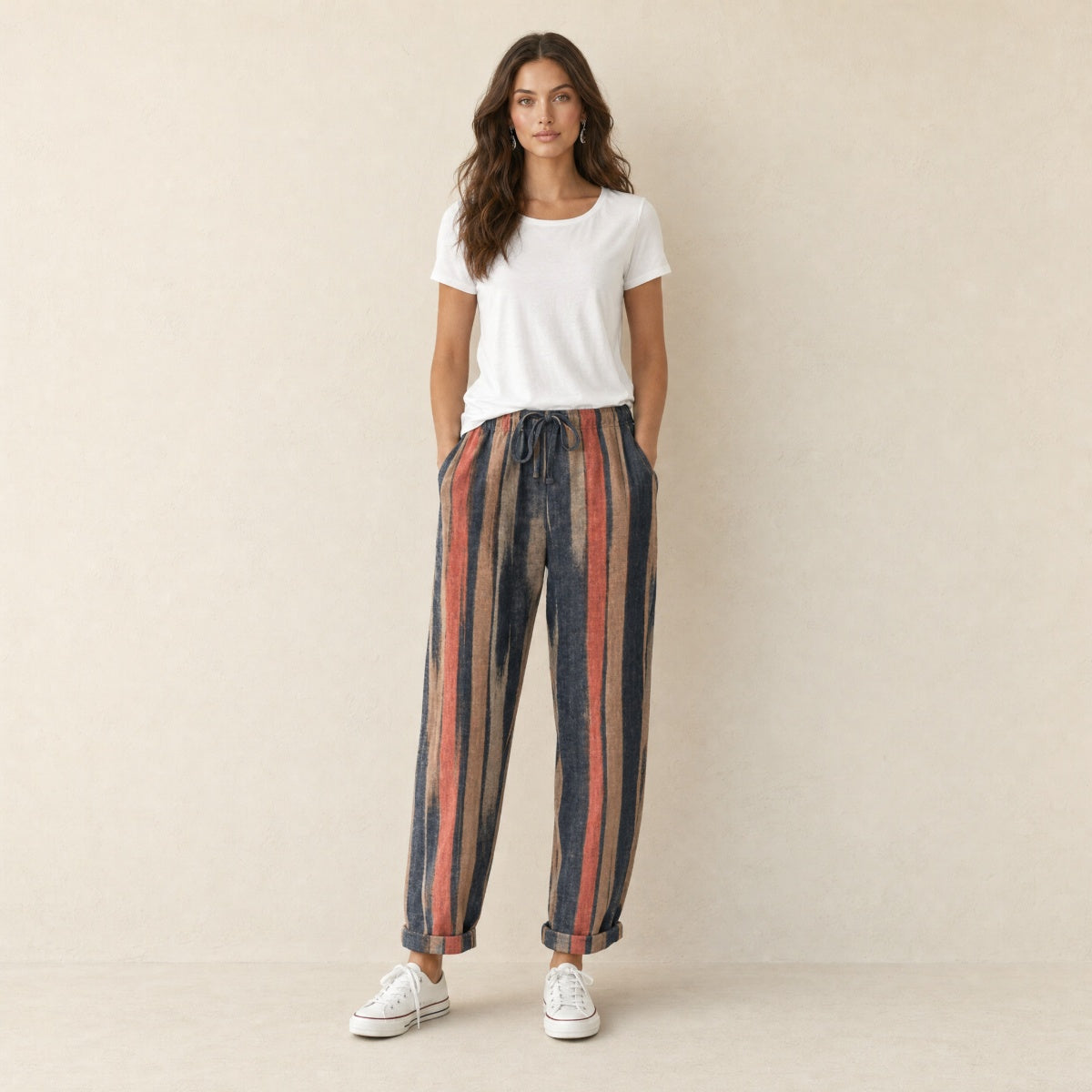 Model in gestreepte pantalon met trekkoord dames, vooraanzicht
