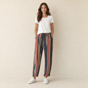 Model in gestreepte pantalon met trekkoord dames, vooraanzicht