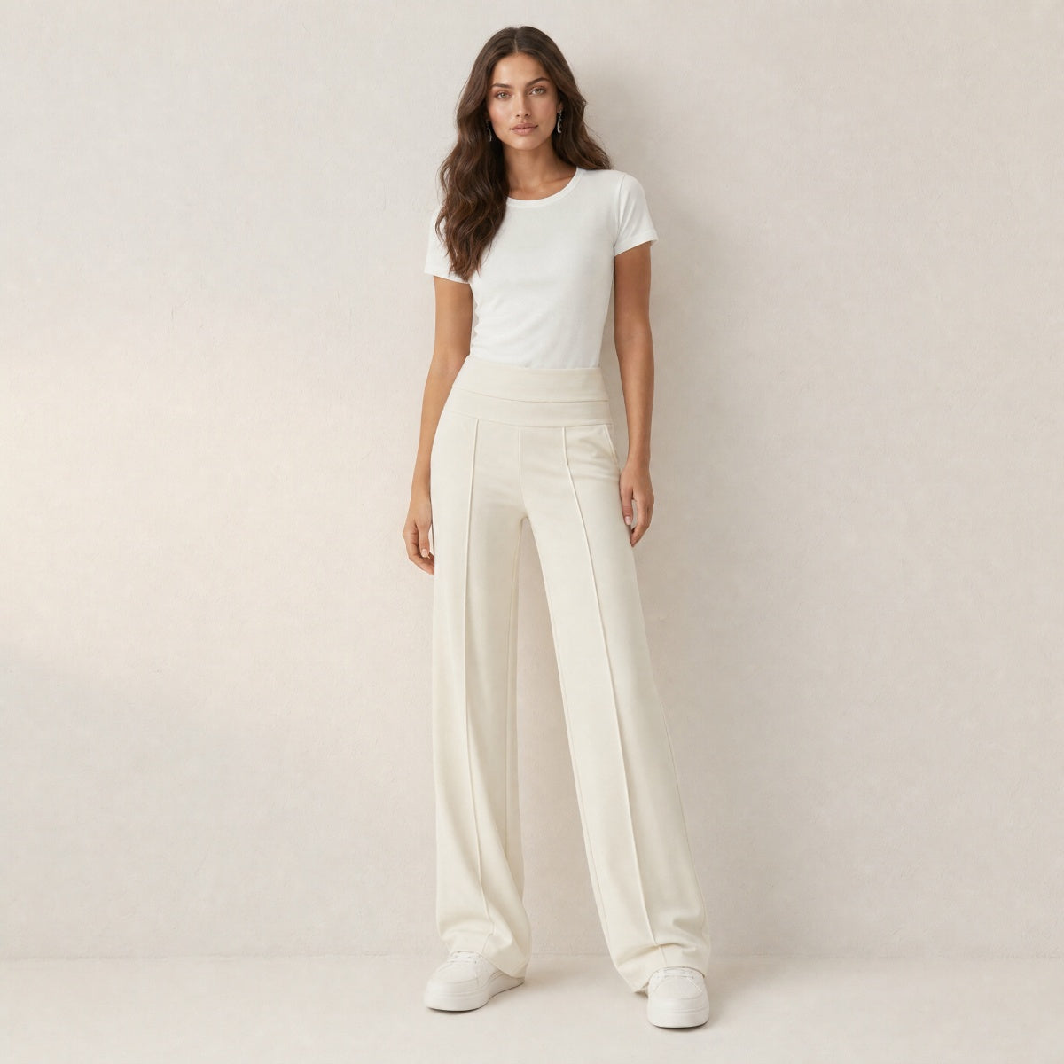 Model in beige wide leg pantalon dames, vooraanzicht