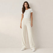 Model in beige wide leg pantalon dames, vooraanzicht