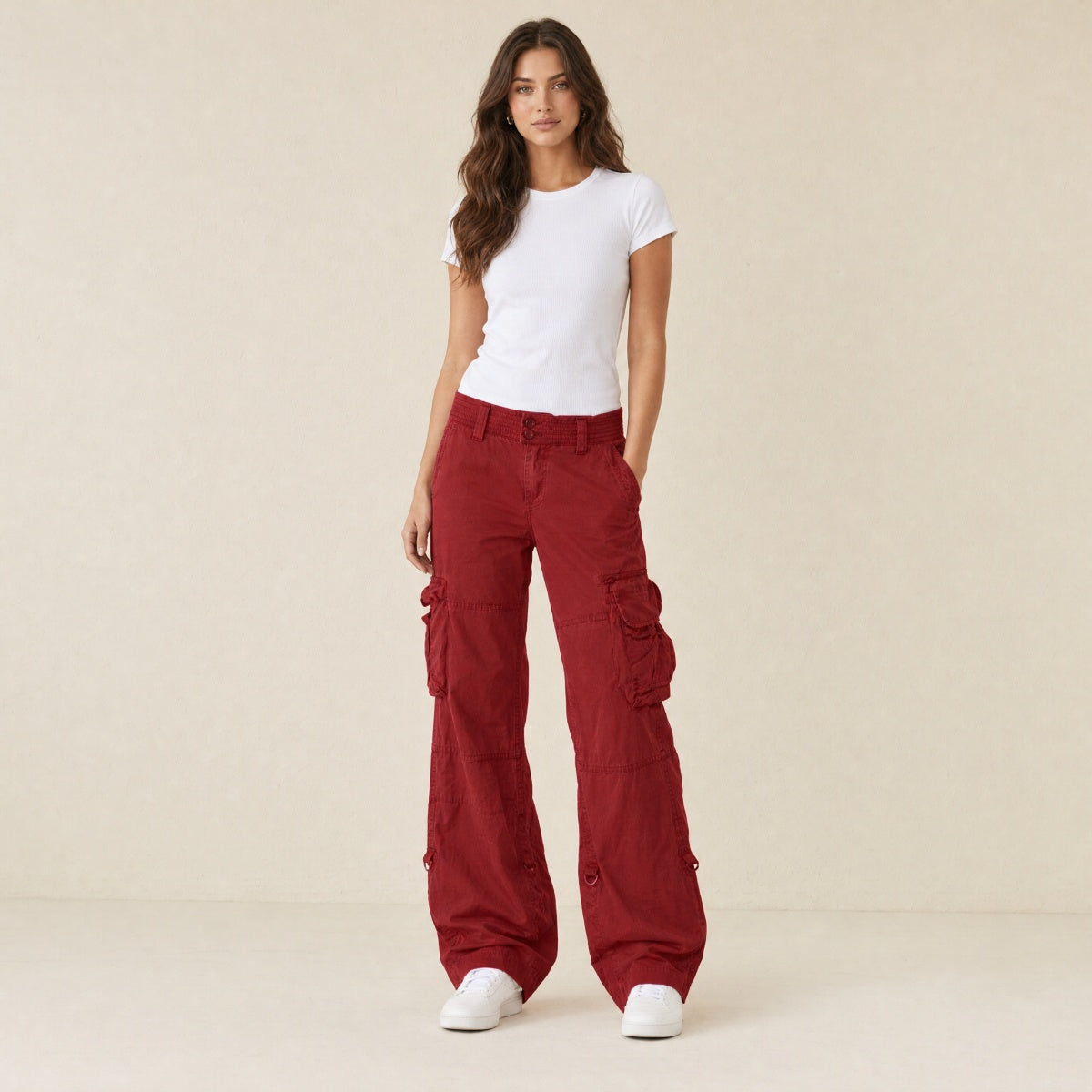 Model in bordeaux streetwear cargobroek dames, vooraanzicht