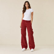 Model in bordeaux streetwear cargobroek dames, vooraanzicht
