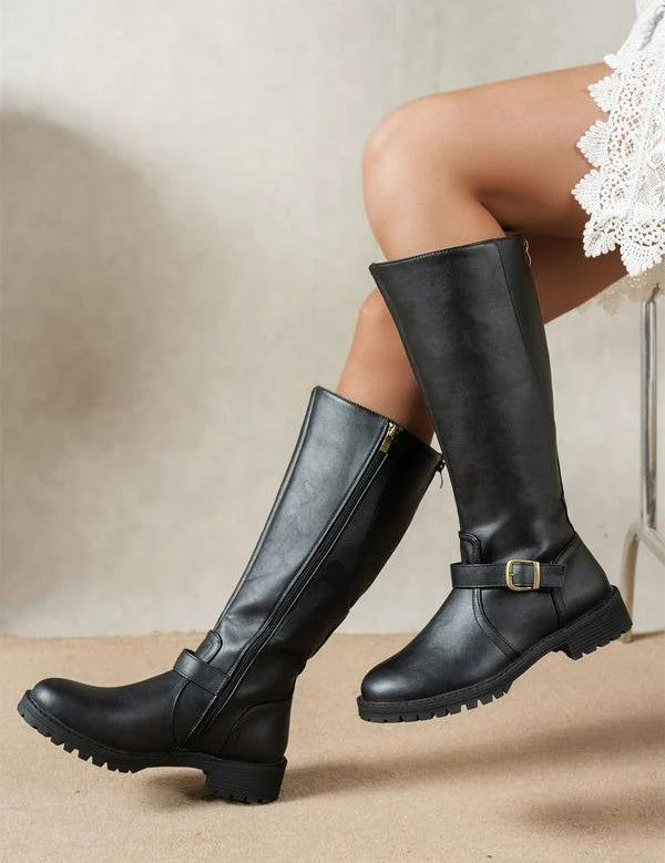 Women's boots with supportive footbed and wide toe box in black
