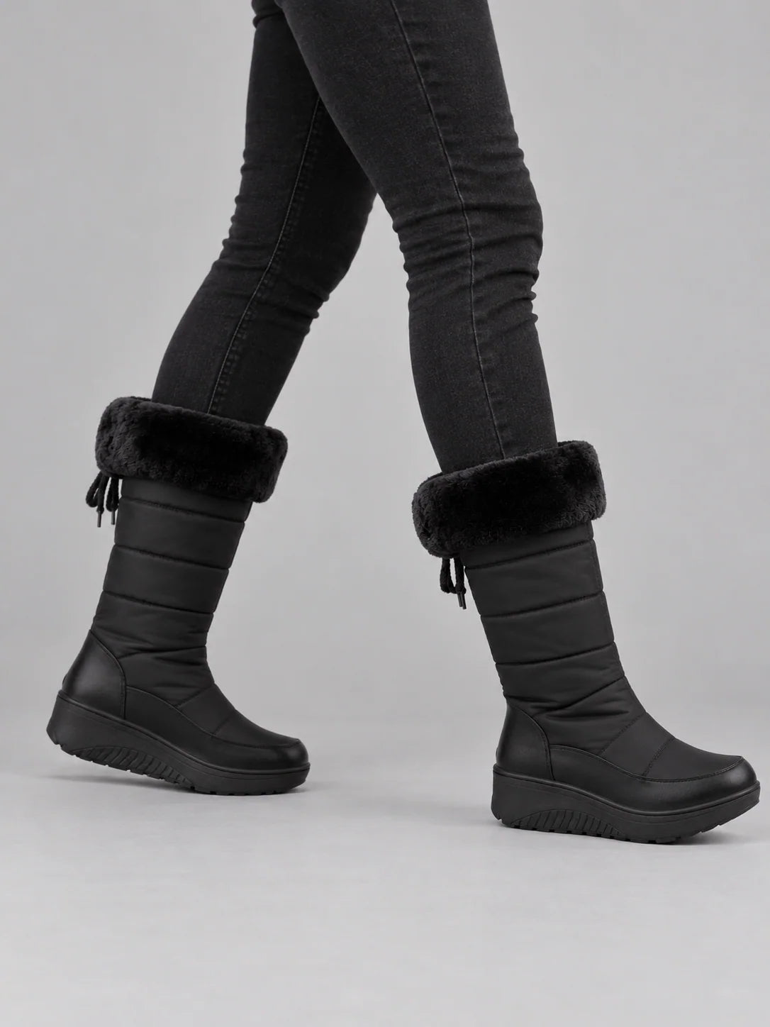 Women's quilted snow boots with faux fur and wedge sole