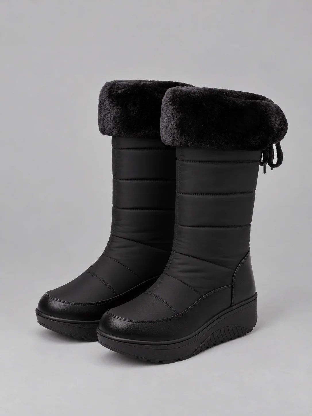 Women's quilted snow boots with faux fur and wedge sole in black