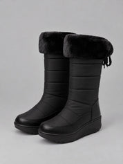 Women's quilted snow boots with faux fur and wedge sole in black