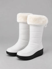 Women's quilted snow boots with faux fur and wedge sole in white