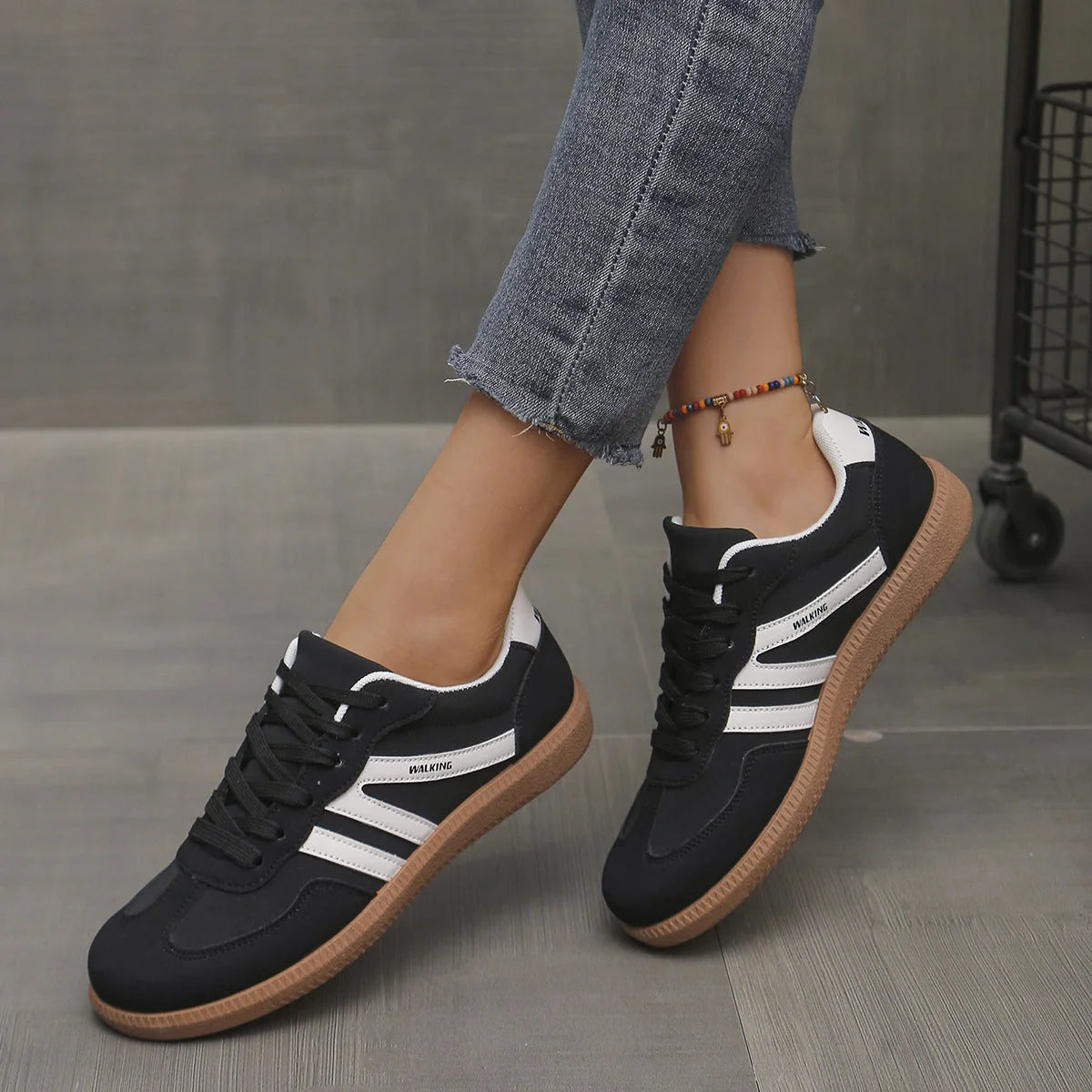 Women's retro striped trainers with wide toe box and footbed in black