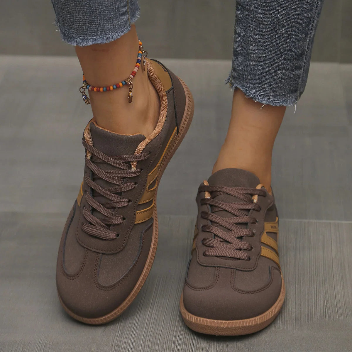 Women's retro striped trainers with wide toe box and footbed in brown