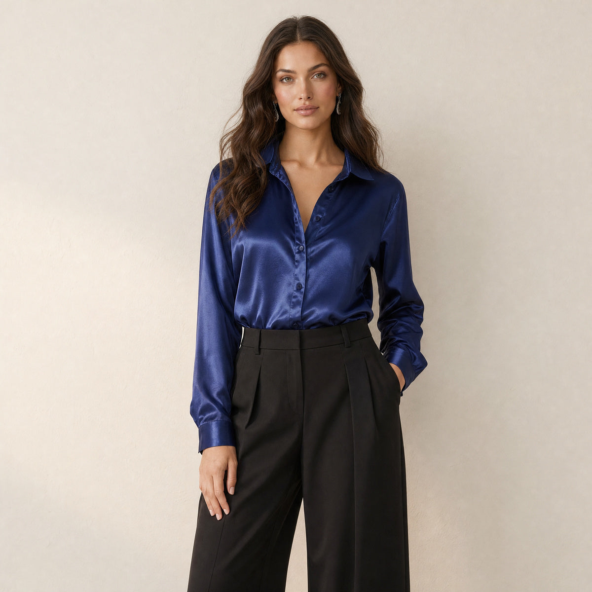 Model in donkerblauwe satijnen damesblouse met lange mouwen en losse pasvorm, vooraanzicht