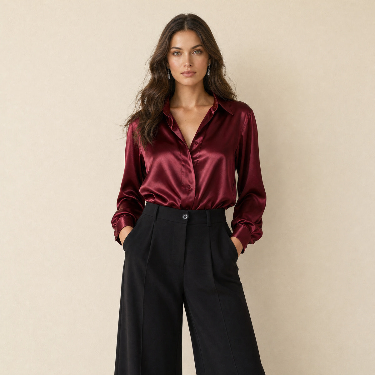 Model in bordeaux satijnlook damesblouse met klassieke kraag, losvallend, vooraanzicht