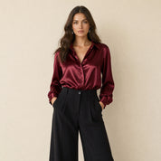 Model in bordeaux satijnlook damesblouse met klassieke kraag, losvallend, vooraanzicht