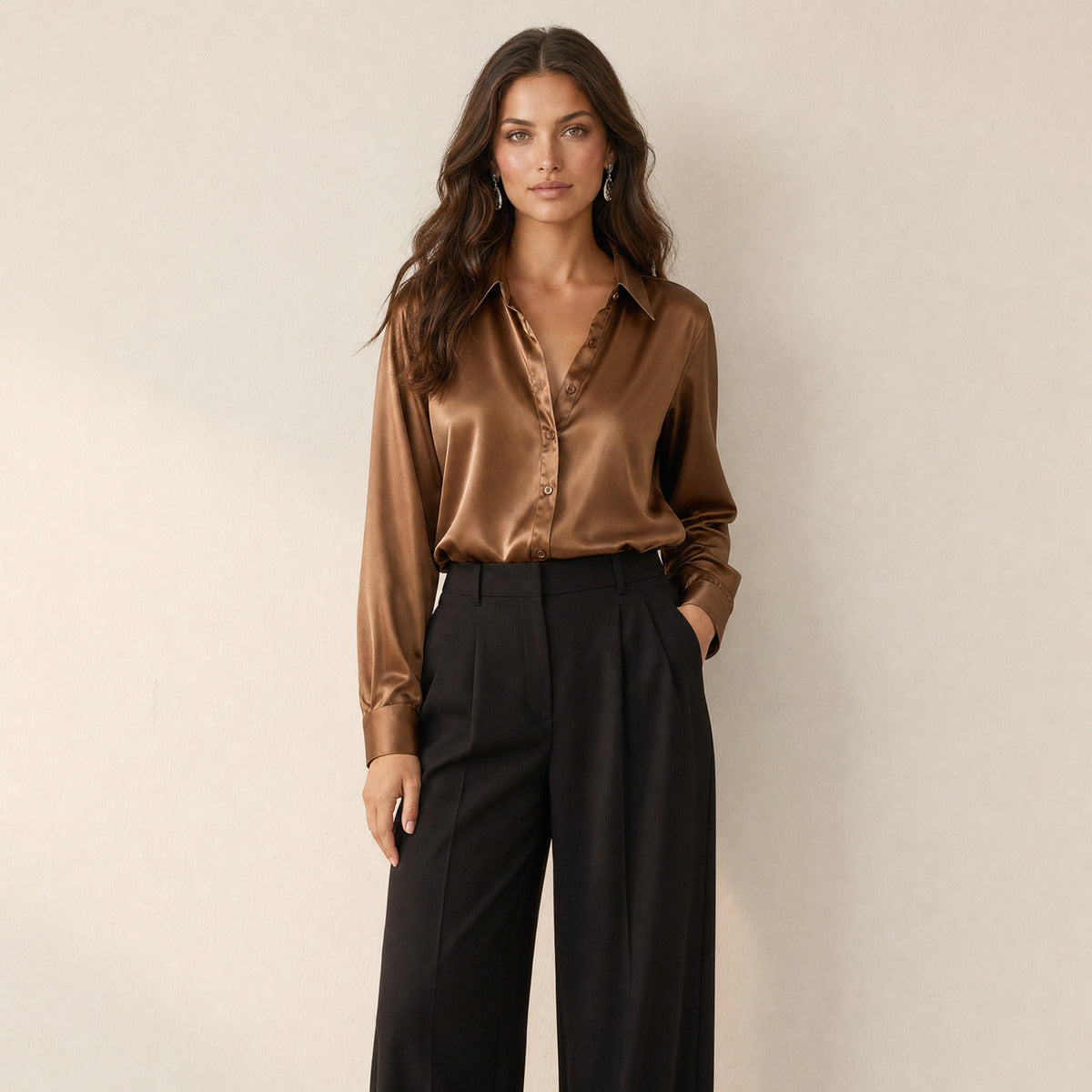Model in bruine satijnlook damesblouse met klassieke kraag, losvallend, vooraanzicht