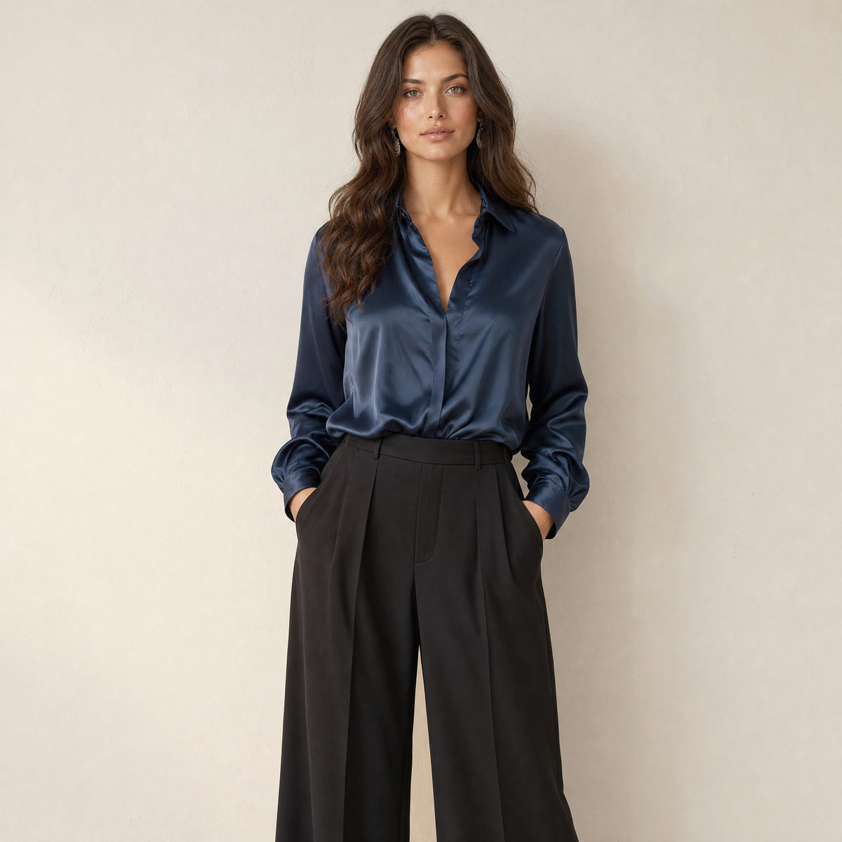 Model in donkerblauwe satijnlook damesblouse met klassieke kraag, losvallend, vooraanzicht