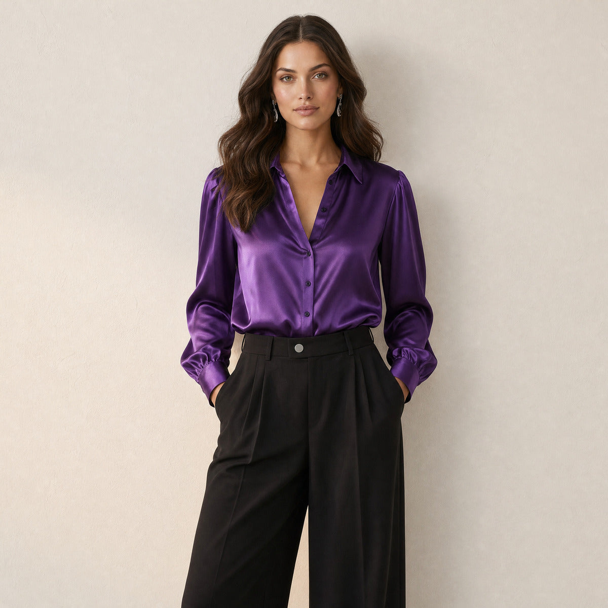 Model in paarse satijnlook damesblouse met klassieke kraag, losvallend, vooraanzicht