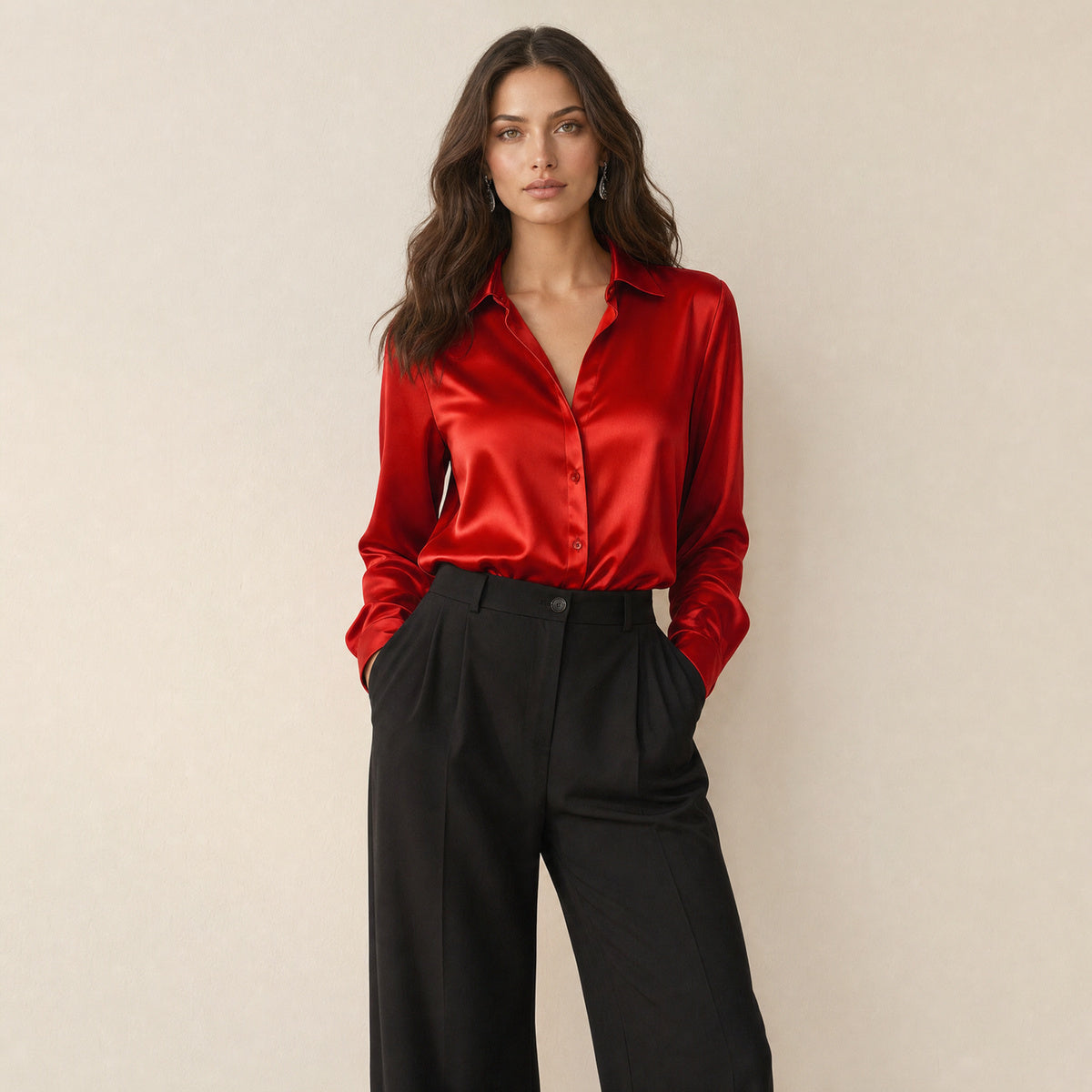Model in rode satijnlook damesblouse met klassieke kraag, losvallend, vooraanzicht