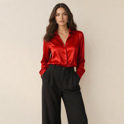 Model in rode satijnlook damesblouse met klassieke kraag, losvallend, vooraanzicht