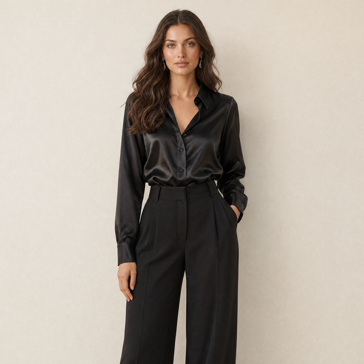 Model in zwarte satijnlook damesblouse met klassieke kraag, losvallend, vooraanzicht