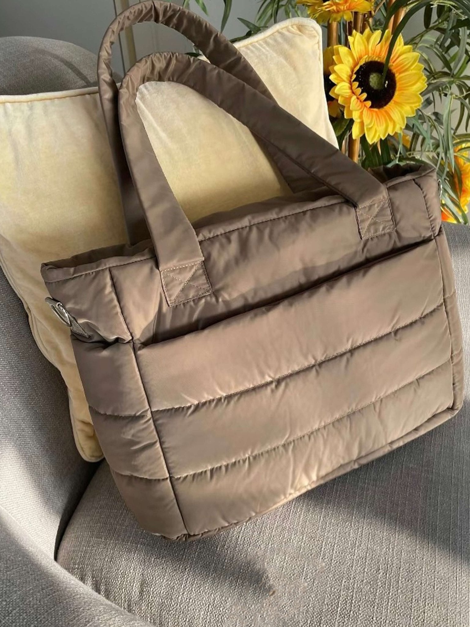 Women's quilted puffer tote bag with zip
