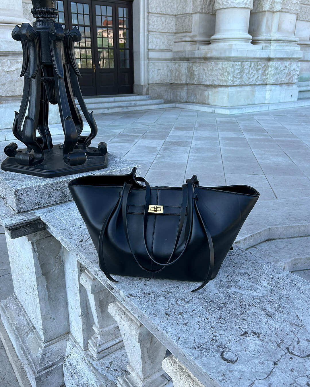 Women's large faux leather tote bag with inner pocket