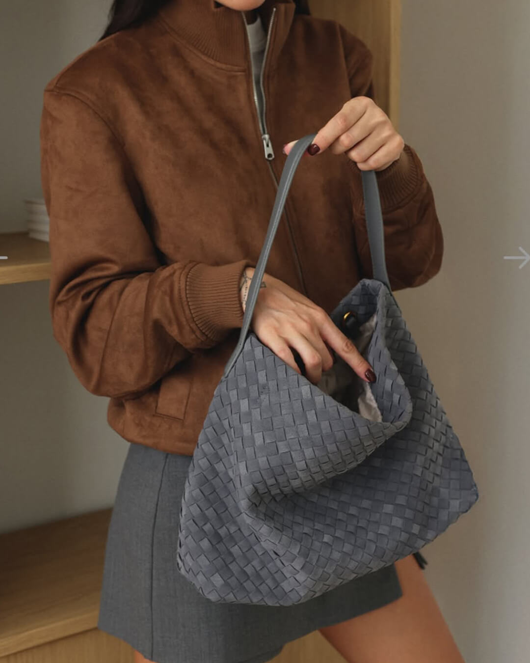 Women's woven faux suede shoulder bag with zip