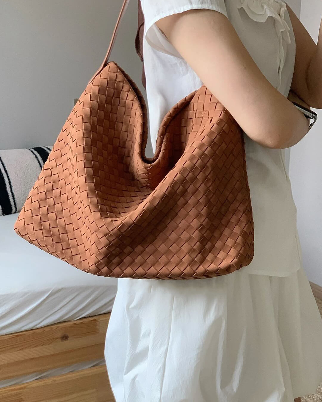 Women's woven faux suede shoulder bag with zip