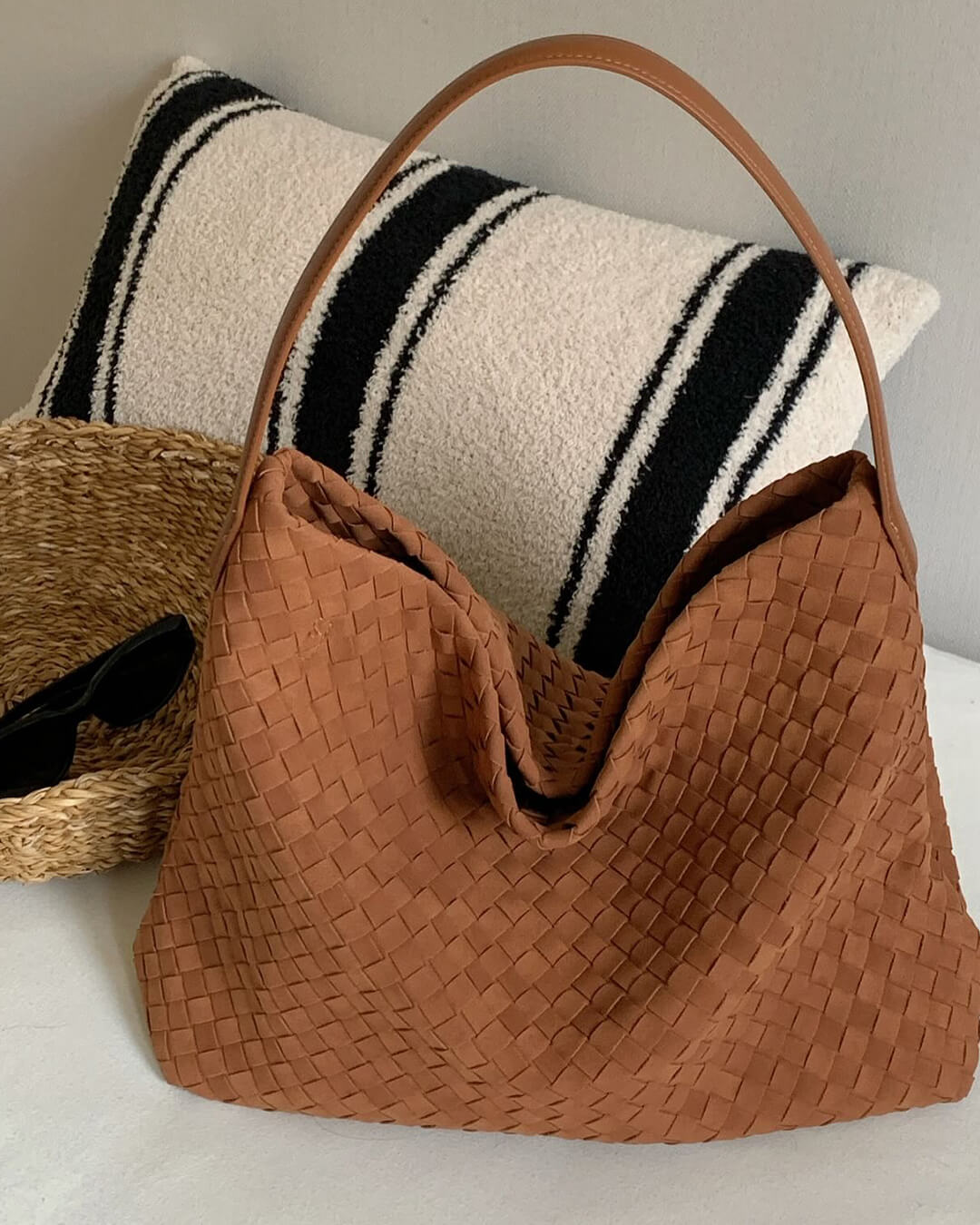 Women's woven faux suede shoulder bag with zip