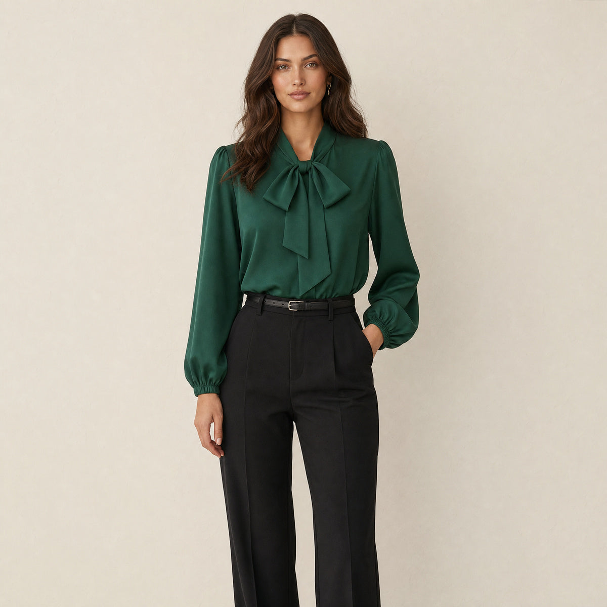 Model in groene strikblouse voor dames met ballonmouwen, losvallend, vooraanzicht