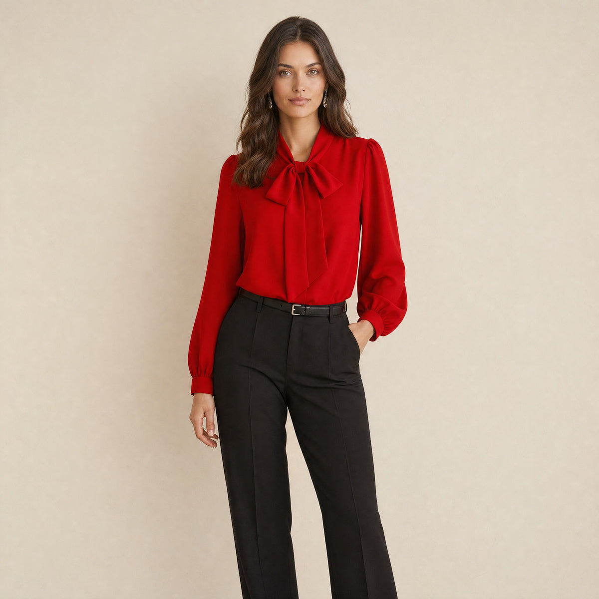 Model in rode strikblouse voor dames met ballonmouwen, losvallend, vooraanzicht