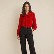 Model in rode strikblouse voor dames met ballonmouwen, losvallend, vooraanzicht