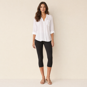 Model in zwarte capri legging dames met witte blouse, vooraanzicht