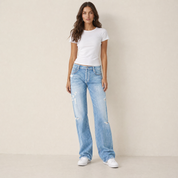 Model in lichtblauwe heupjeans dames, vooraanzicht
