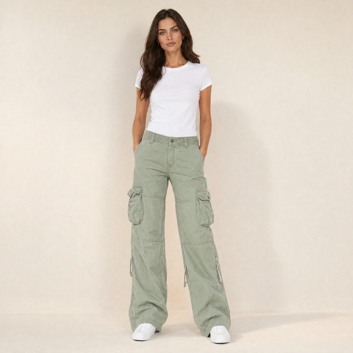 Model in groene streetwear cargobroek dames, vooraanzicht