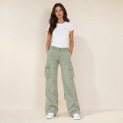 Model in groene streetwear cargobroek dames, vooraanzicht