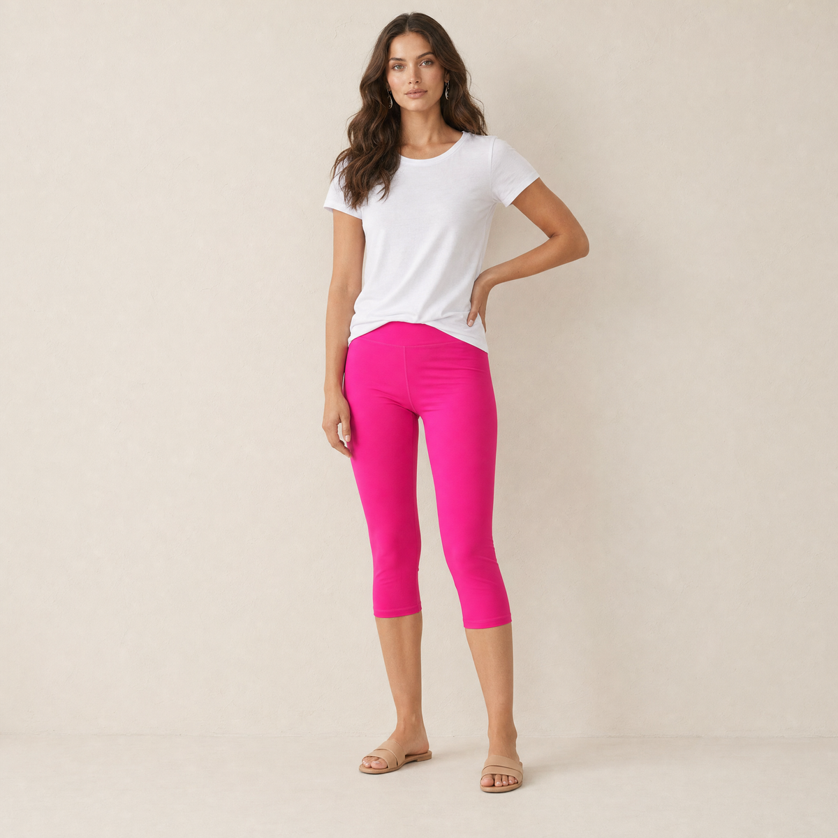 Model in roze capri legging dames met wit T-shirt, vooraanzicht