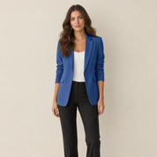 Model in blauwe klassieke blazer dames, vooraanzicht